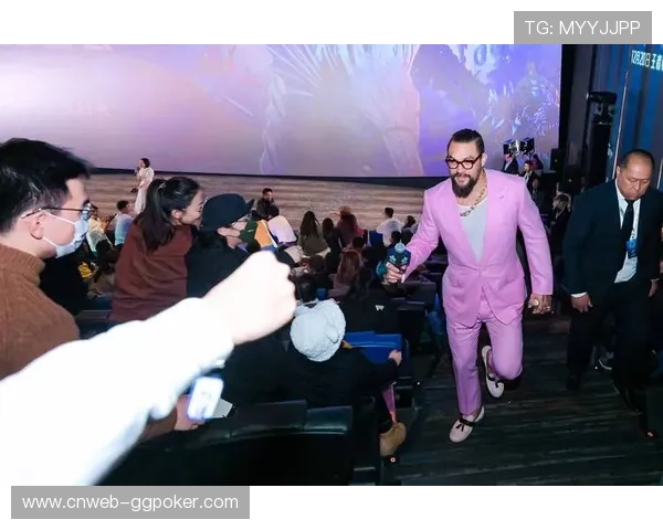 时尚单品曼联球衣,海王杰森莫玛和乐队表演